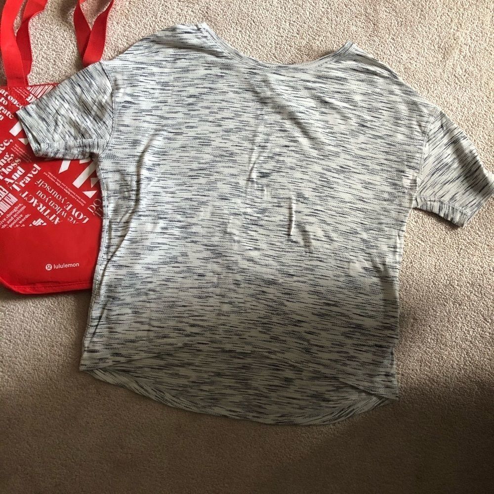Lululemon run it out tee🍋 - Picture 1 of 7